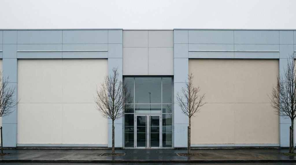 Devanture d'agence pour l'emploi illustrant le bilan d'un an des sanctions RSA — illustration générée par IA